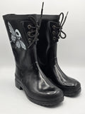 Schwarze Gummistiefel mit Schnürsenkeln und weißem Totenkopf-Schmetterling Motiv