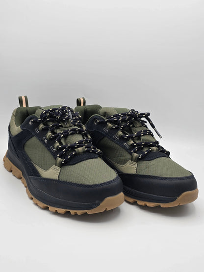 Grüne und schwarze Sneaker mit Profilsohle und gemusterten Schnürsenkeln vor weißem Hintergrund