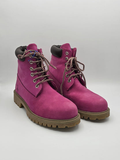 Pinkfarbene Boots mit Schnürung und Profilsohle vor weißem Hintergrund, nachhaltige Mode